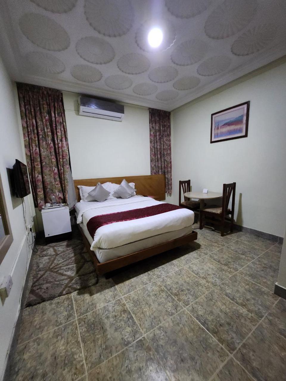 Sam'S Cottage Hotel Dzorwulu Esterno foto